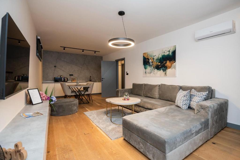 ein Wohnzimmer mit Sofa und Tisch in der Unterkunft Crystal Apartments Old Town Sarajevo in Sarajevo
