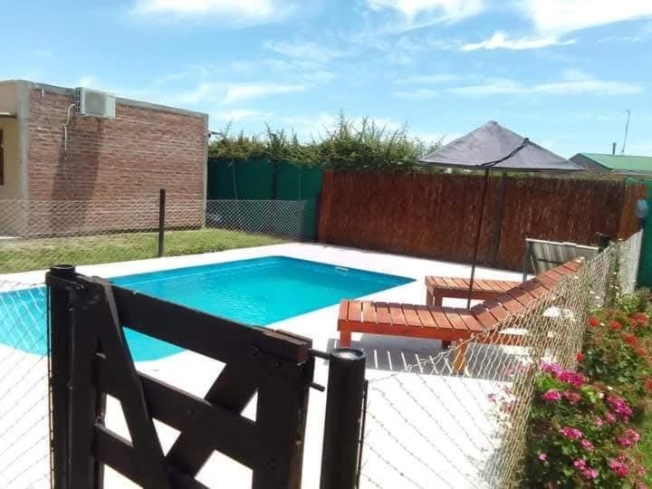 una piscina in un cortile con recinzione di Complejo La Cabañita a San Rafael