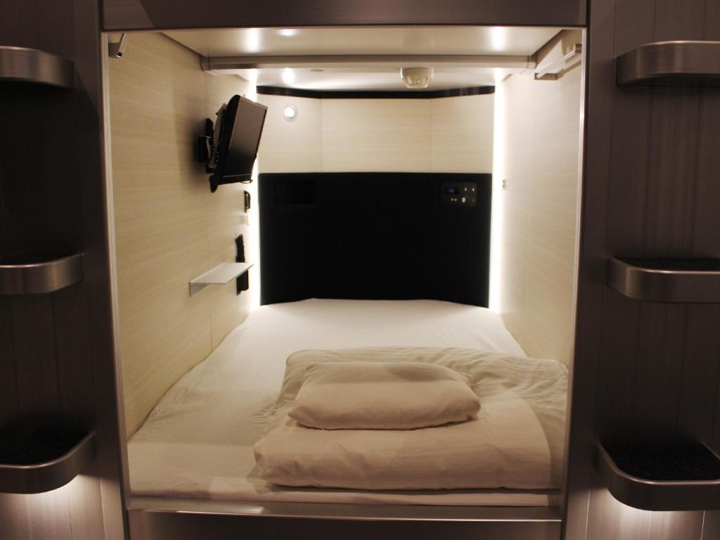 大津市にあるカレンダーホテルの小さな部屋(ベッド付)
