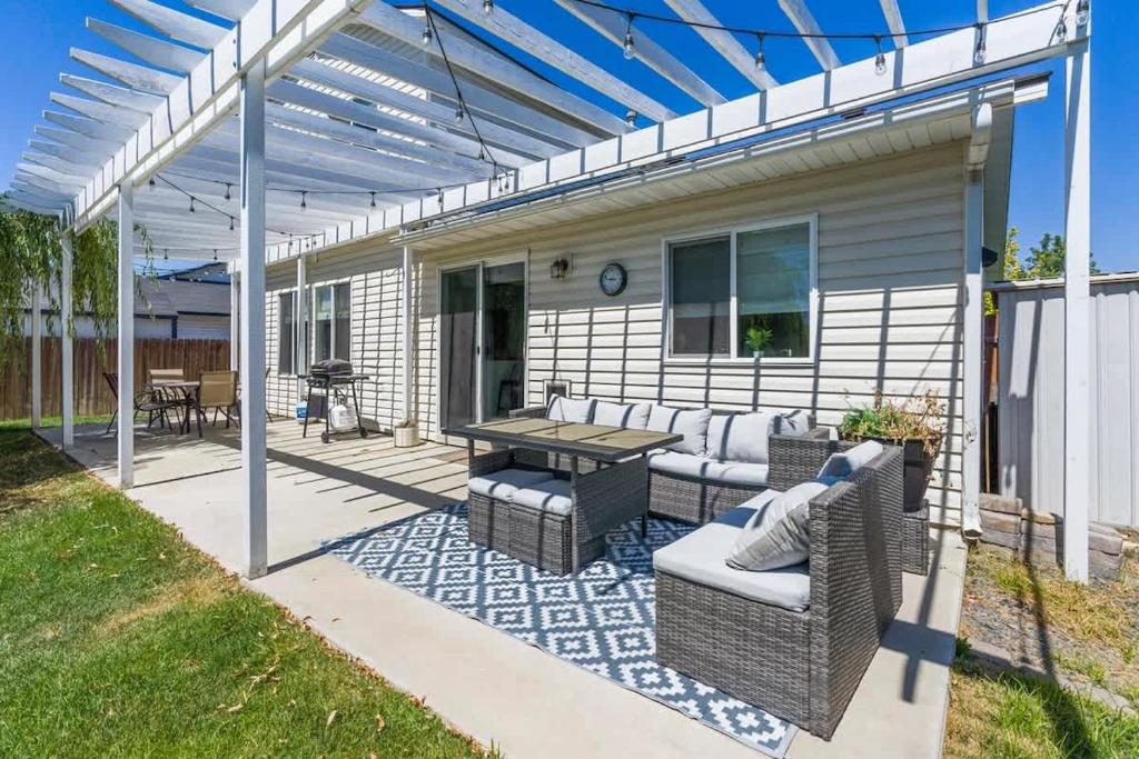 Caldwell Lux Getaway! Large Family Friendly Home