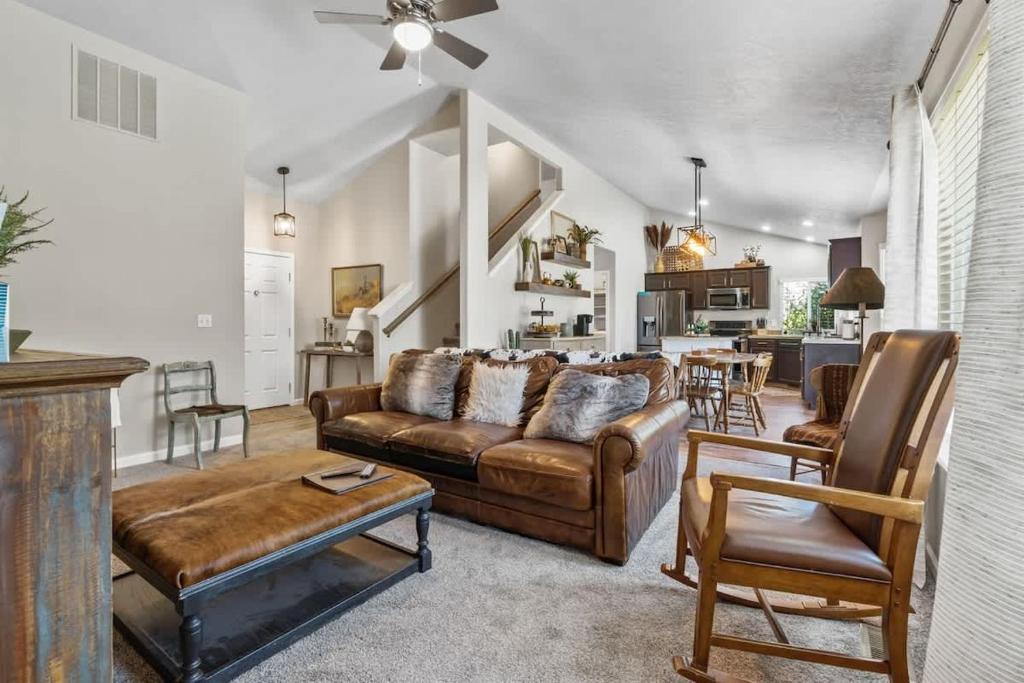 Posezení v ubytování Southwestern Style 4 Bedroom Nampa Home Sleeps 16!