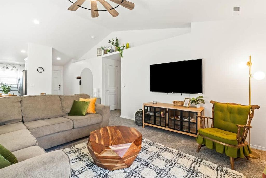 a living room with a couch and a flat screen tv at Caldwell Ruby Tuesday! 60's Inspired comfort 3B2B in Caldwell