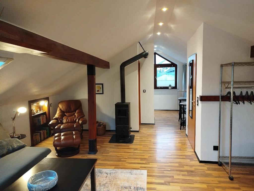 een woonkamer met een bank en een stoel bij Altstadt Appartement Luka in Roding