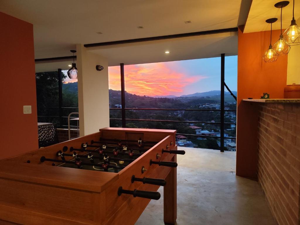 eine Küche mit einem Kochfeld vor einem Fenster in der Unterkunft Recanto dos pássaros in Paty do Alferes