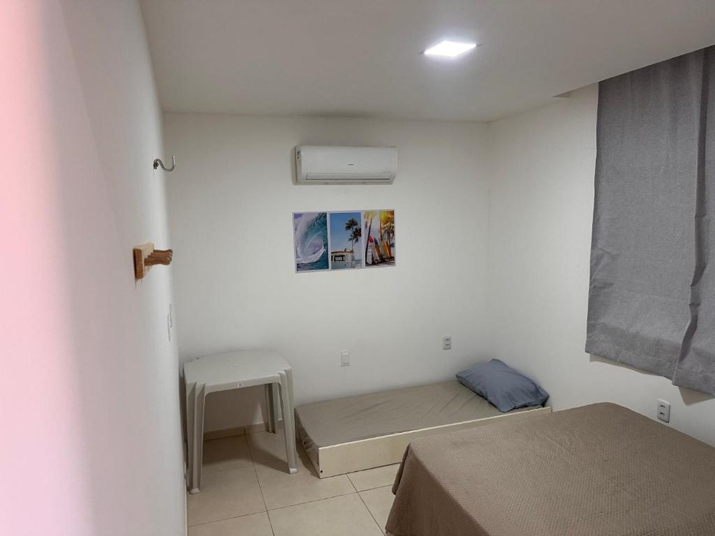 En eller flere senge i et værelse på Suite 04 em casa Beira mar, com ar condicionado , cozinha completa com Micro ondas air fryer forno elétrico fogão Geladeira freezer gelagua e cafeteira elétrica Tudo para vc se sentir em casa além de um Deck com churrasqueira vista mar