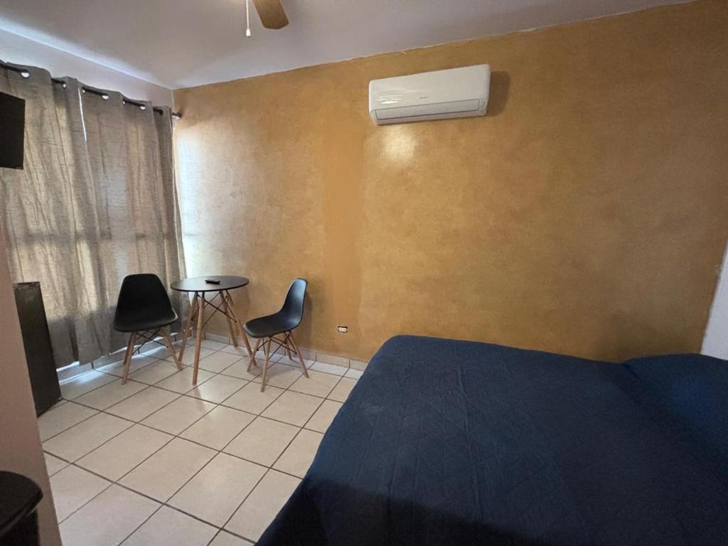 En eller flere senge i et værelse på 1 Studio Apartment near the American Consulate