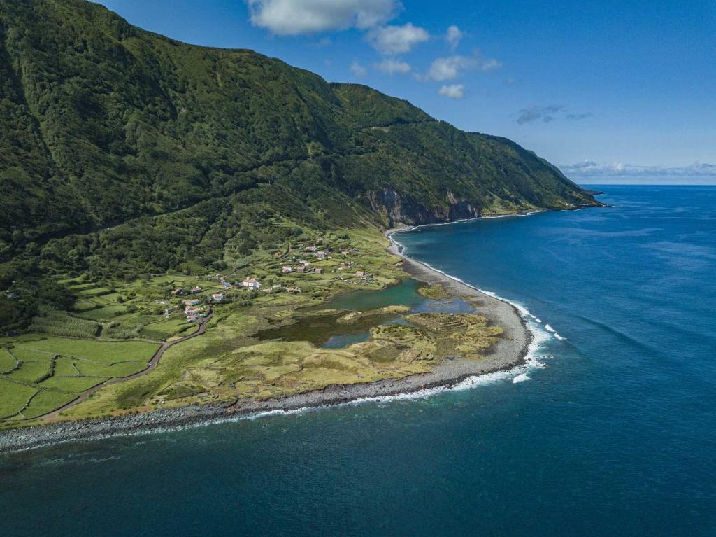 eine Luftaufnahme einer Insel im Ozean in der Unterkunft Casas de Brisa in Calheta