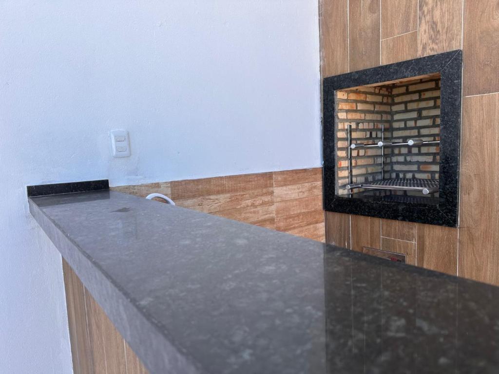 Φωτογραφία από το άλμπουμ του Suite 04 em casa Beira mar, com ar condicionado , cozinha completa com Micro ondas air fryer forno elétrico fogão Geladeira freezer gelagua e cafeteira elétrica Tudo para vc se sentir em casa além de um Deck com churrasqueira vista mar σε Icapui