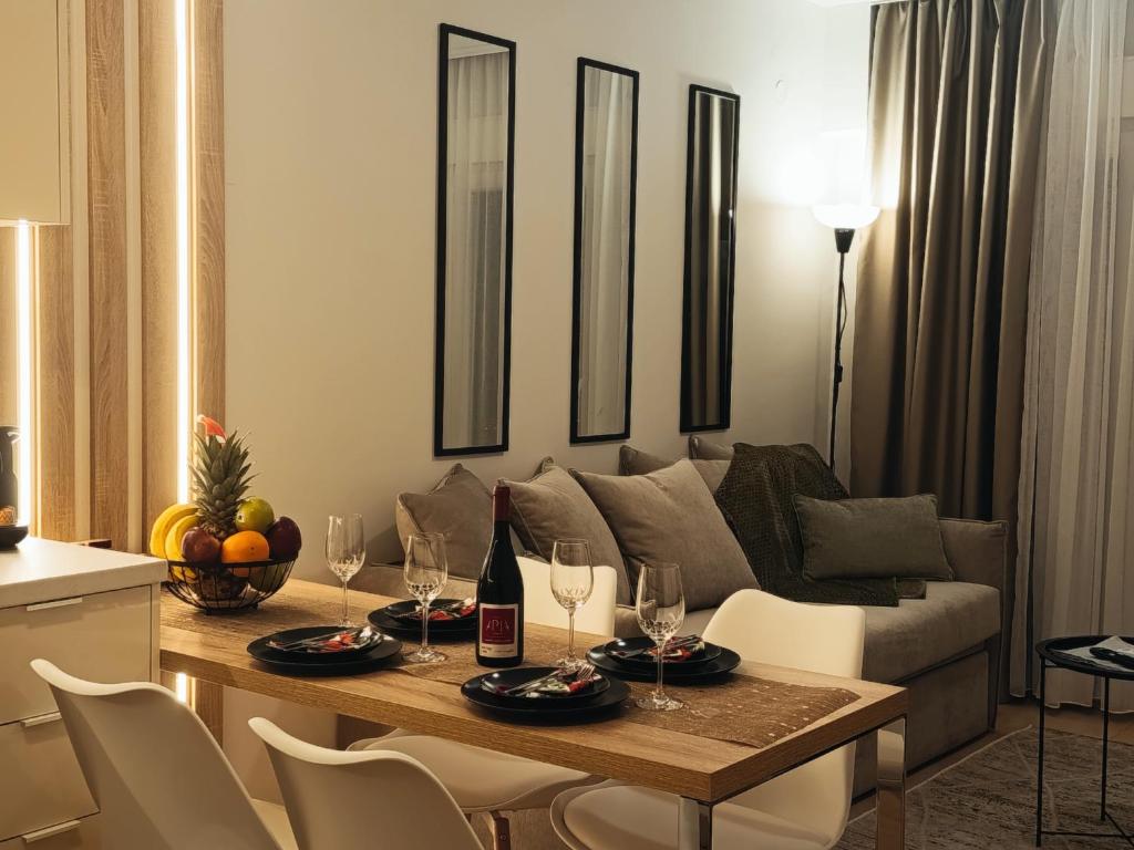 Lunix Luxury Apartment on Metro Station