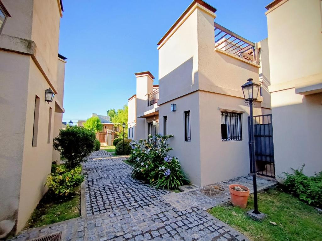 Tòa nhà nơi căn hộ tọa lạc