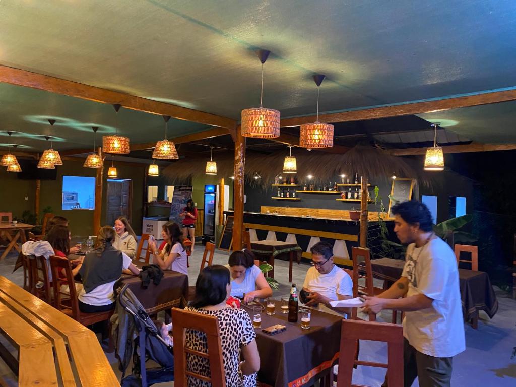 un gruppo di persone sedute ai tavoli di un ristorante di Eco Terra Lodge a Santa María