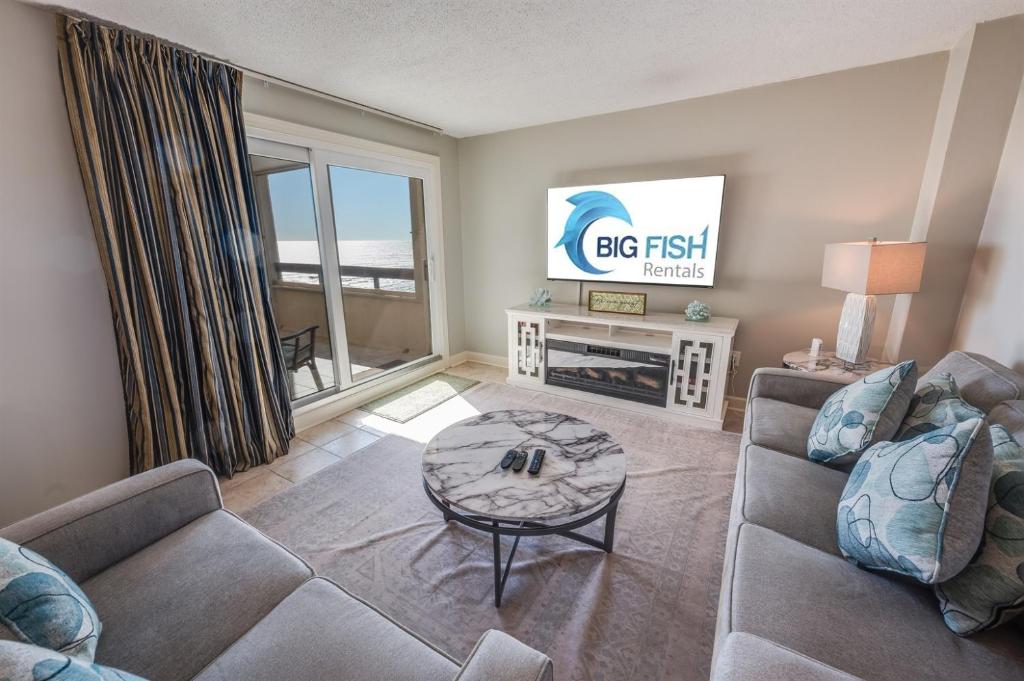 een woonkamer met een bank en een tafel bij Sea Pointe 2BR Condo Oceanview, Views, Large Condo in Myrtle Beach