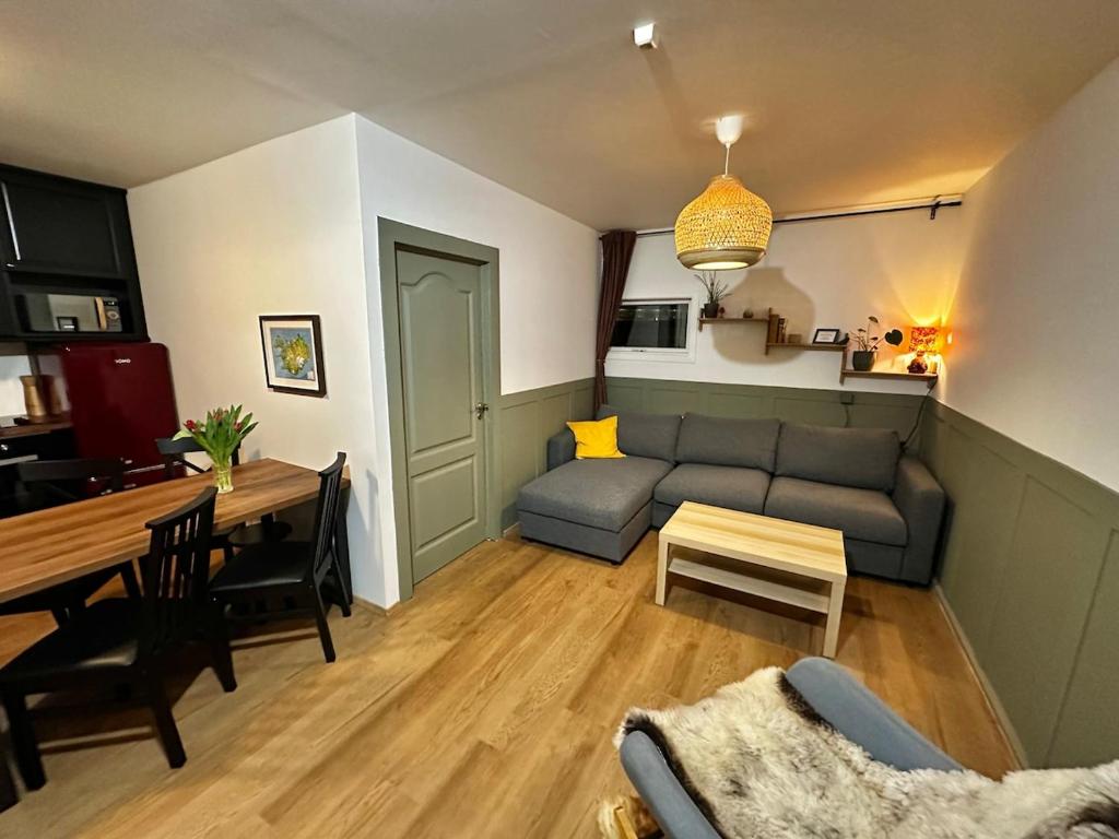 un salon avec un canapé et une table dans l'établissement Travelers Studio, à Njarðvík