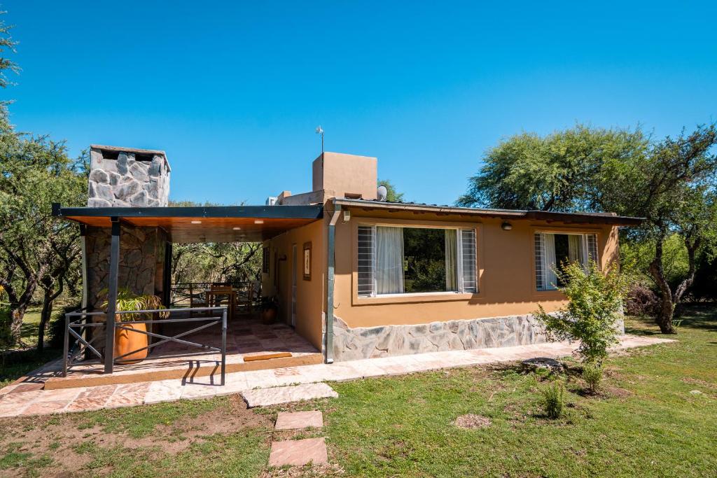 ein Haus, das in einem Hof gebaut wird in der Unterkunft Kinien Suites de Montaña in Las Calles