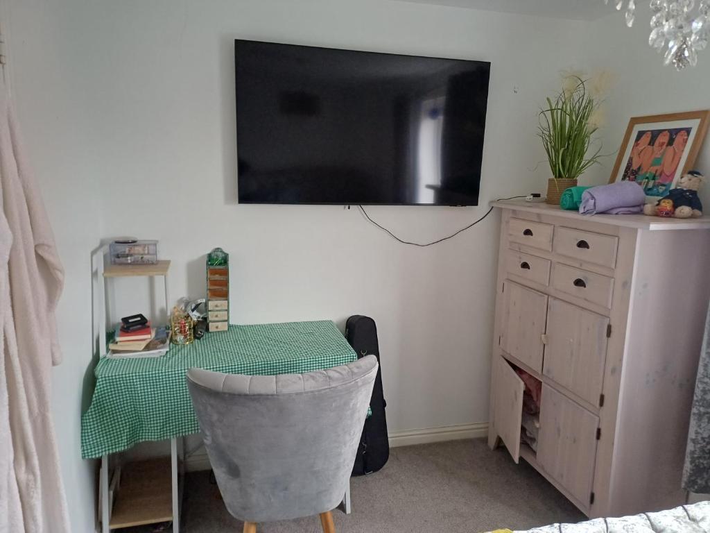 Μια τηλεόραση ή/και κέντρο ψυχαγωγίας στο Little town house