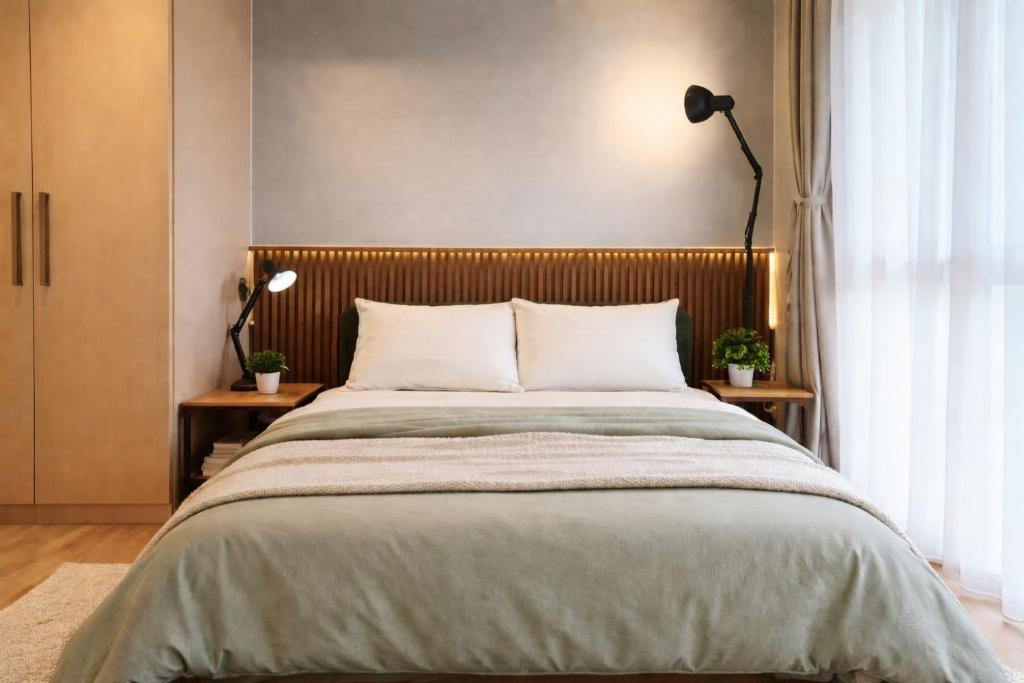 Pristine & Cozy Stay at Uptown Mall BGC across Mitsukoshi with FREE Parking - Housity