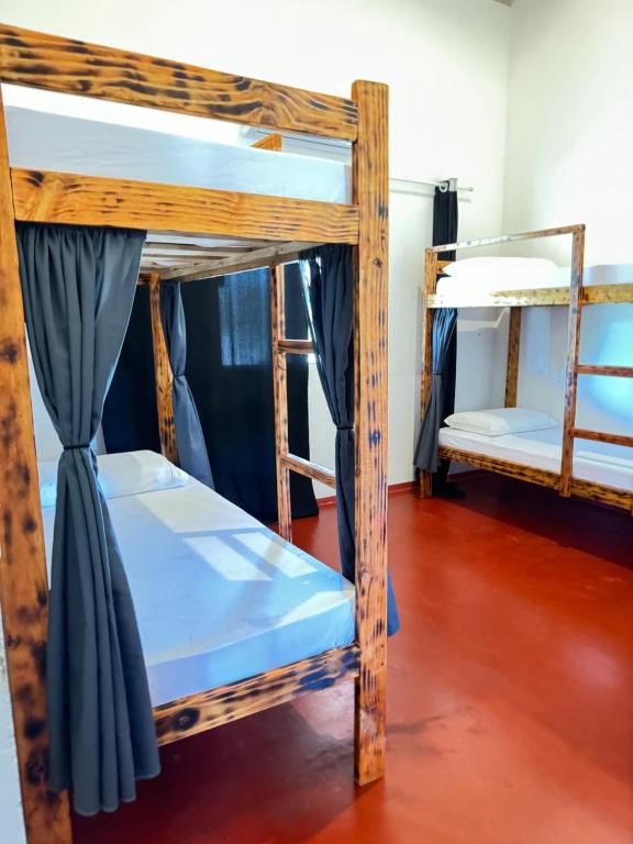 سرير أو أسرّة في غرفة في Hostel Caraivando
