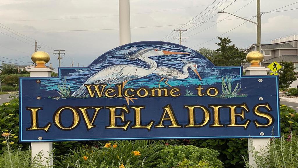 een blauw bord met twee vogels erop bij Summer Escape In Loveladies Prime Long Beach Island Location in Loveladies