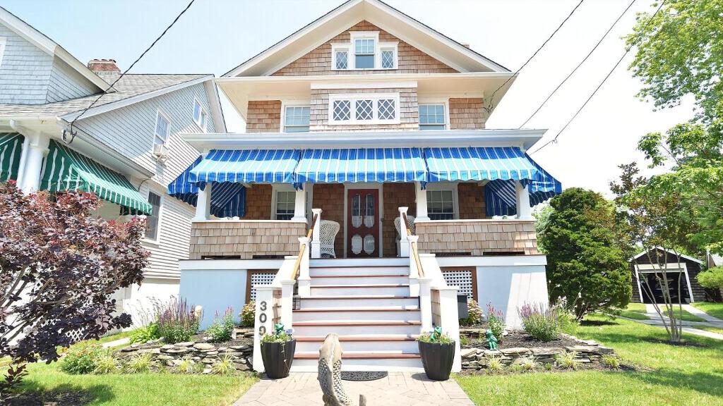 una casa con un tendone blu sopra di Cape May Classic a Cape May