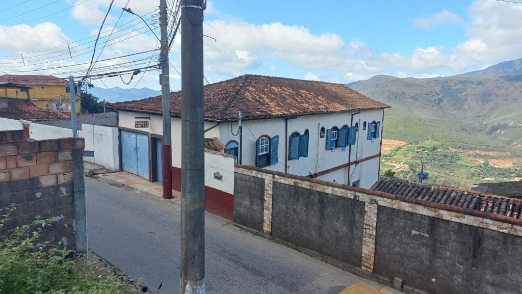 eine Straße in einem Dorf mit Bergen im Hintergrund in der Unterkunft Pousada Santana in Ouro Preto