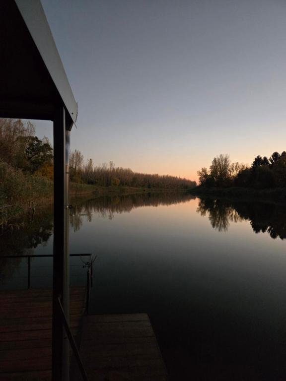 Phong cảnh thiên nhiên gần thuyền