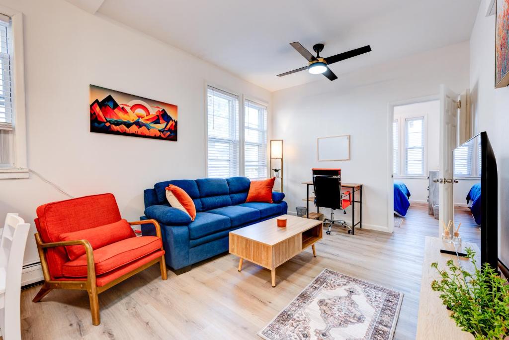 een woonkamer met een blauwe bank en een tafel bij The Hamilton Elm in Teaneck