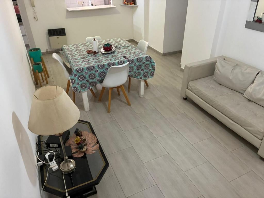 een woonkamer met een tafel en een bank bij Cómodo in Santiago del Estero