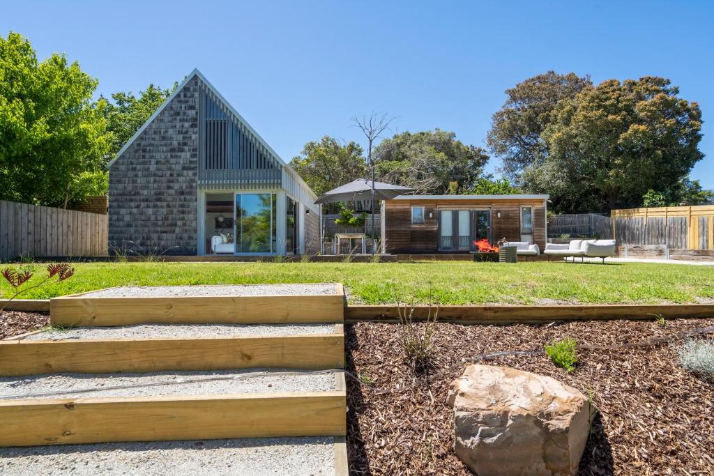 een modern huis met een eigentijdse architectuur bij The Hillside Project in Frankston South