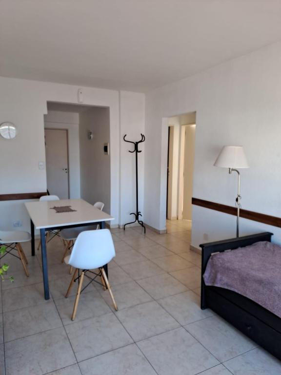 A metros del mar, con todo al alcance locales y shopping a pasos