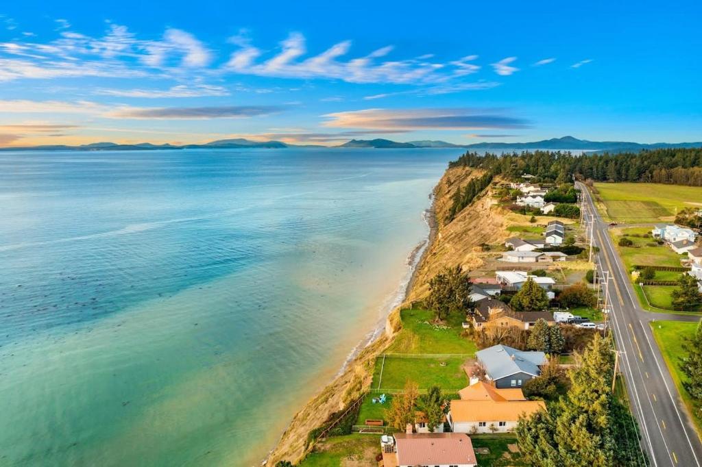 een luchtzicht op de kustlijn van een strand bij Marbella Lane Wave HS w EV Charger Oceanfront in San de Fuca