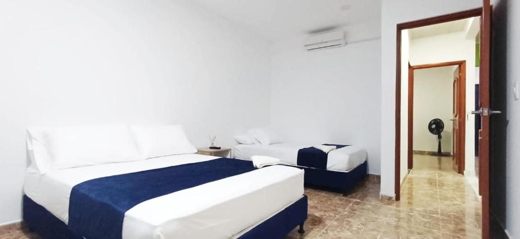 una camera con due letti e una porta di Casa Manantial a Tauramena