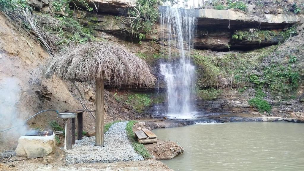 een waterval over een vijver met een vijver bij Cabana Penélope in Alfredo Wagner