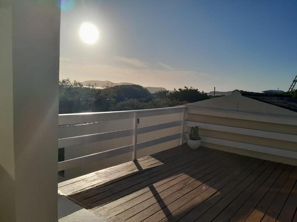 ein Blick vom Balkon eines Hauses in der Unterkunft Hostel Peró Cabo Frio Single in Cabo Frio