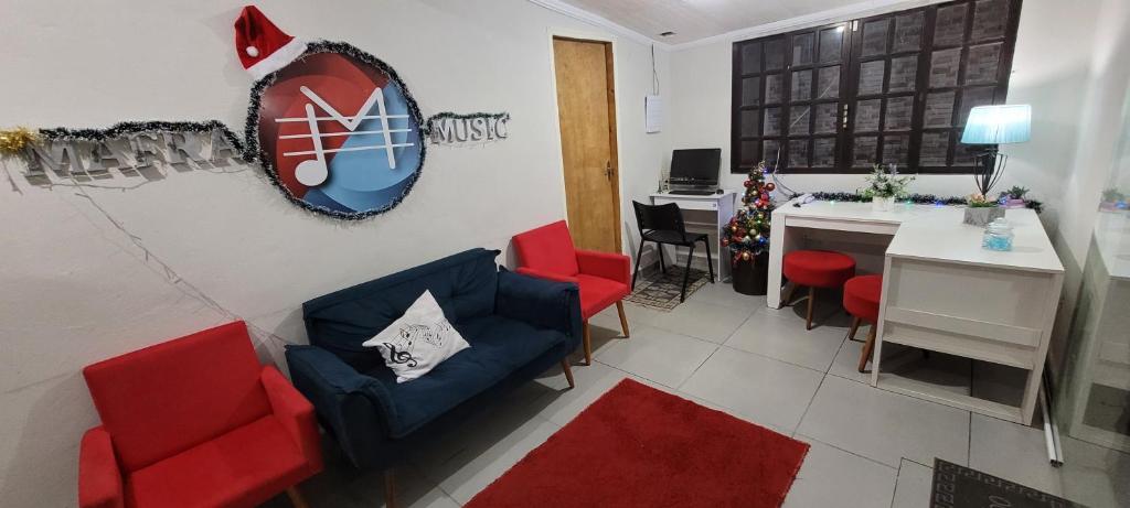 een woonkamer met een basketbalbord aan de muur bij Casa térrea a 1km da praia com ar condicionado in Bertioga