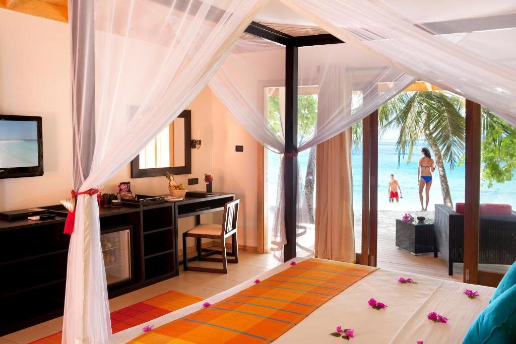 Postel nebo postele na pokoji v ubytování Vilamendhoo Island Resort & Spa