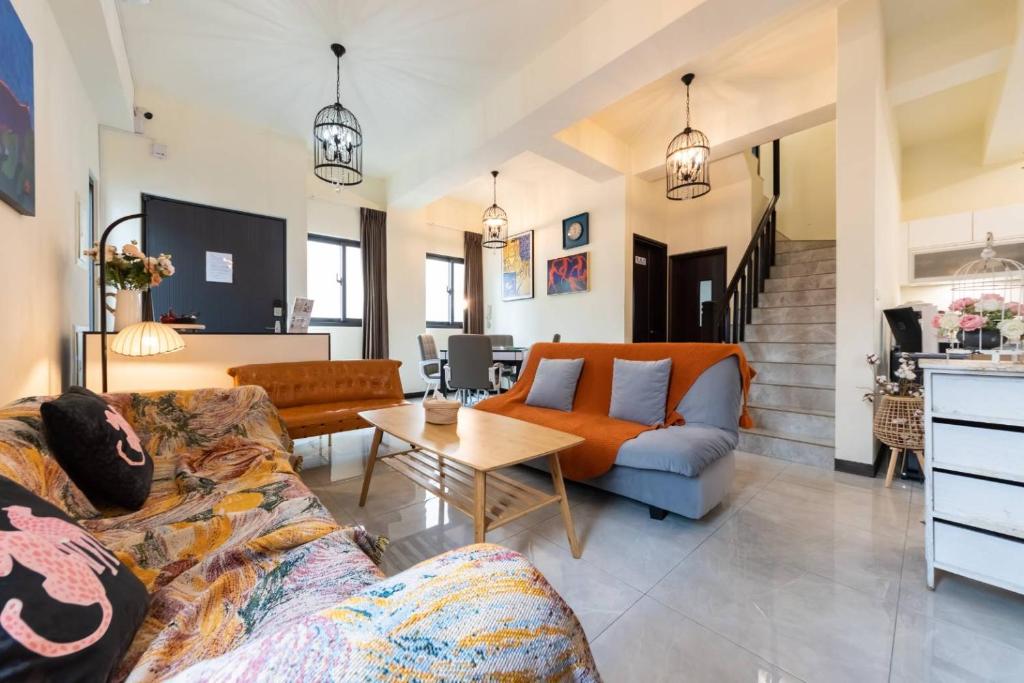 een woonkamer met twee banken en een tafel bij 巨翼包棟民宿 in Puli