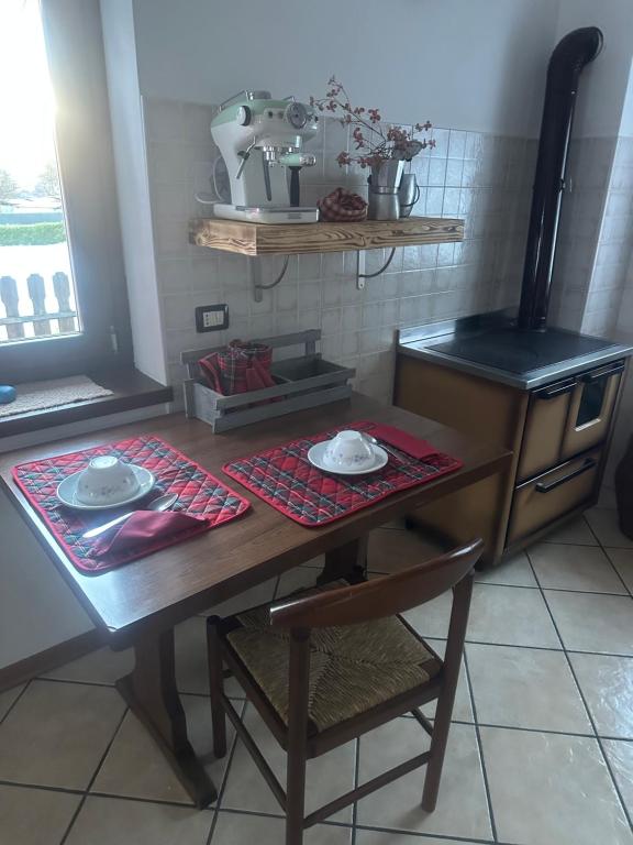 een keuken met een houten tafel en een fornuis bij Casa Cappuccetto in Imer