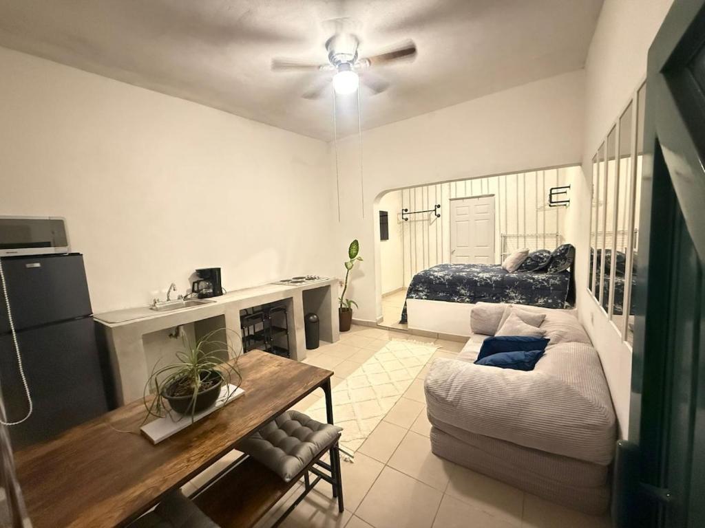 un salon avec un canapé et une table dans l'établissement Moderno, Practico y Acogedor, à La Paz