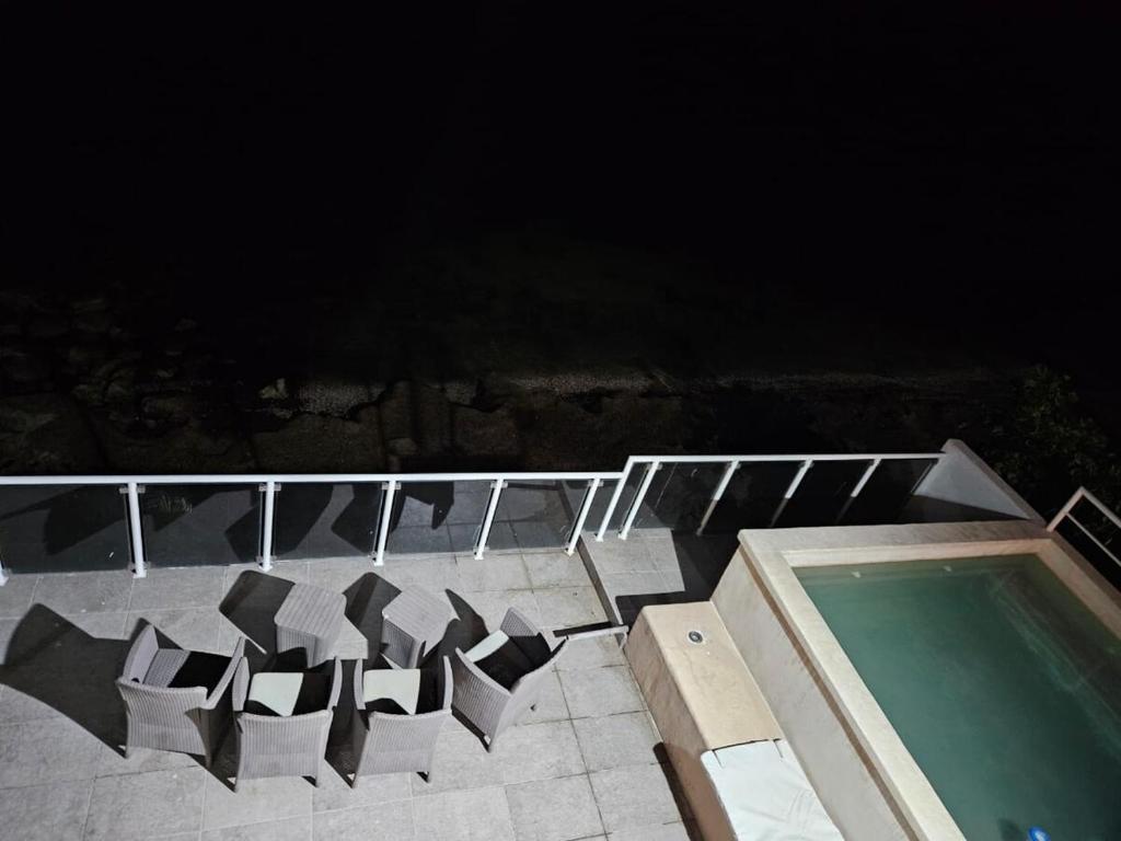 een zwembad op een terras naast een zwembad bij Oceanfront paradise live the experience in Campeche