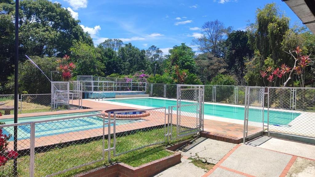 Swimmingpoolen hos eller tæt på Villa Laura