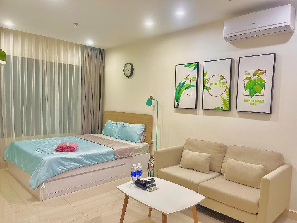 a small room with a bed and a couch at Căn hộ Studio 33m2 tòa S217 in Gia Lâm Pho