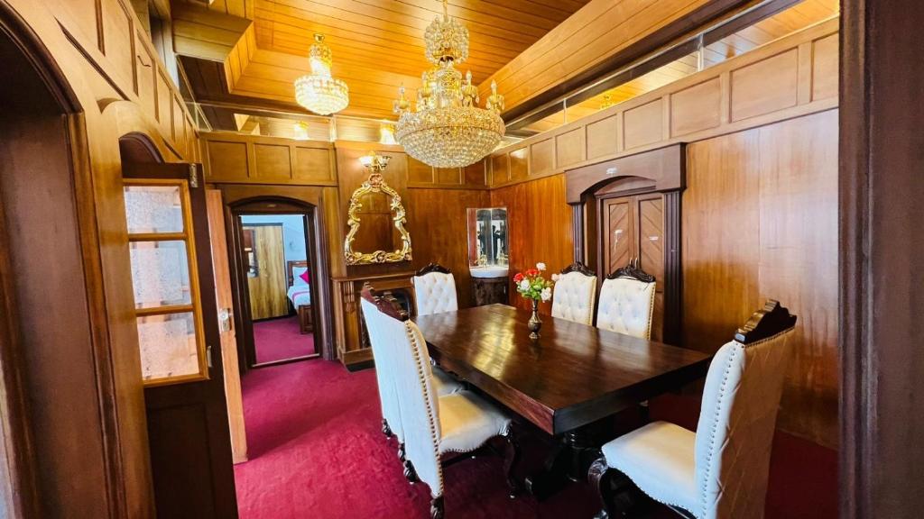 Hidden heritage ins في أوتي: غرفة طعام مع طاولة وكراسي وثريا