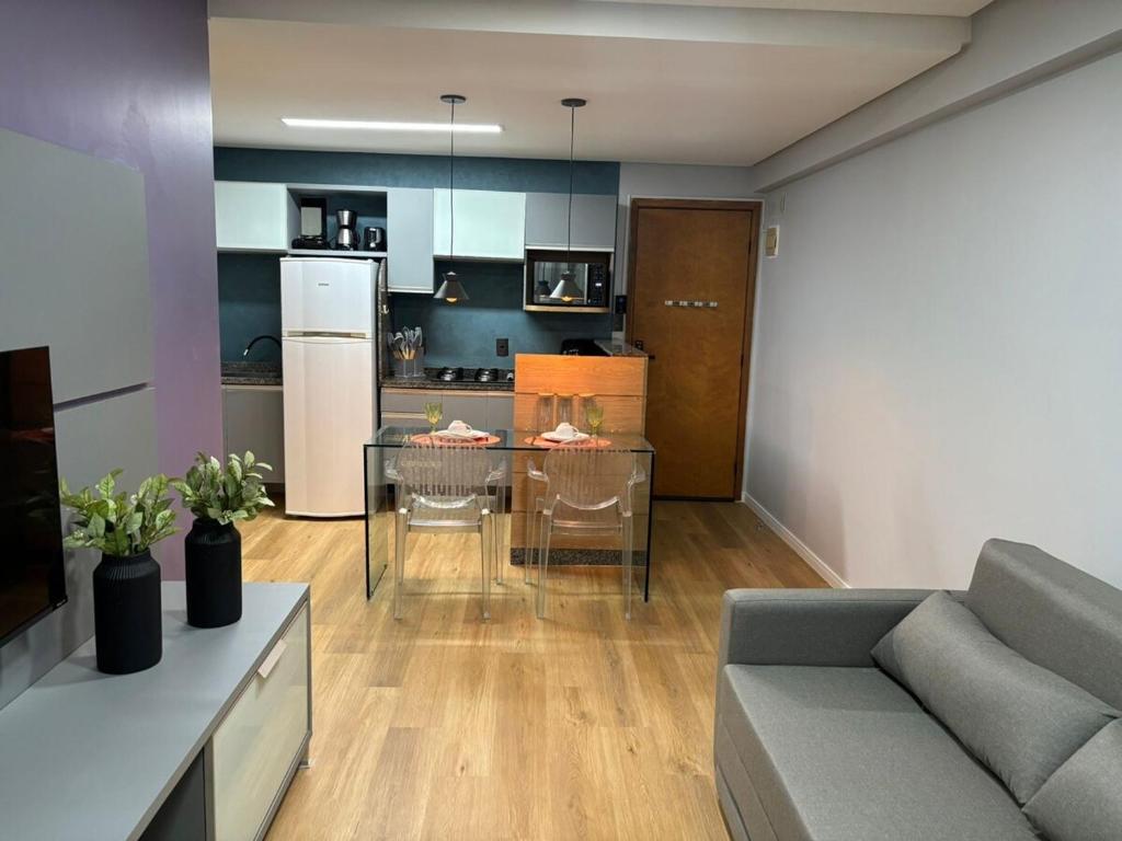 ein Wohnzimmer mit Sofa und Tisch in der Unterkunft Flat Rosarinho III - Confortável e Super Completo in Recife