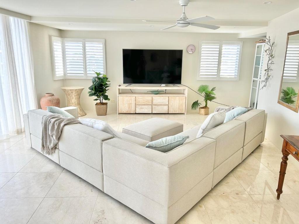 Et tv og/eller underholdning på Luxury Coolangatta Sub-Penthouse Beach Abode