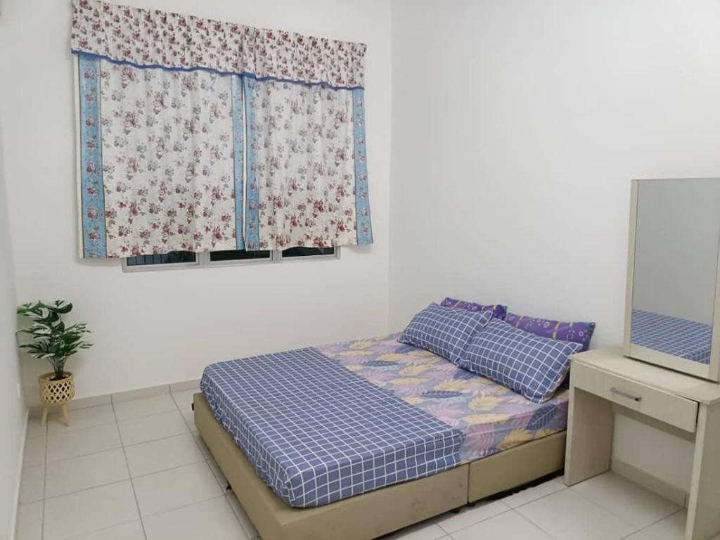 En eller flere senge i et værelse på Homestay Gapam Kasih