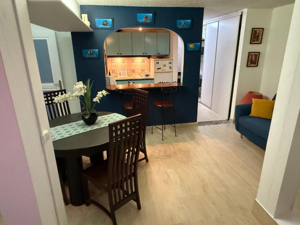 a kitchen and dining room with a table and chairs at Brise Marine Sxm in Marigot