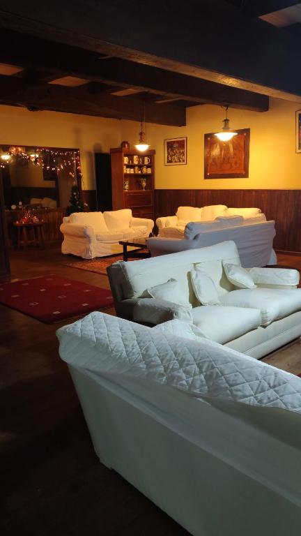 una stanza con un sacco di letti di Fazenda Vista Soberba a Nova Friburgo