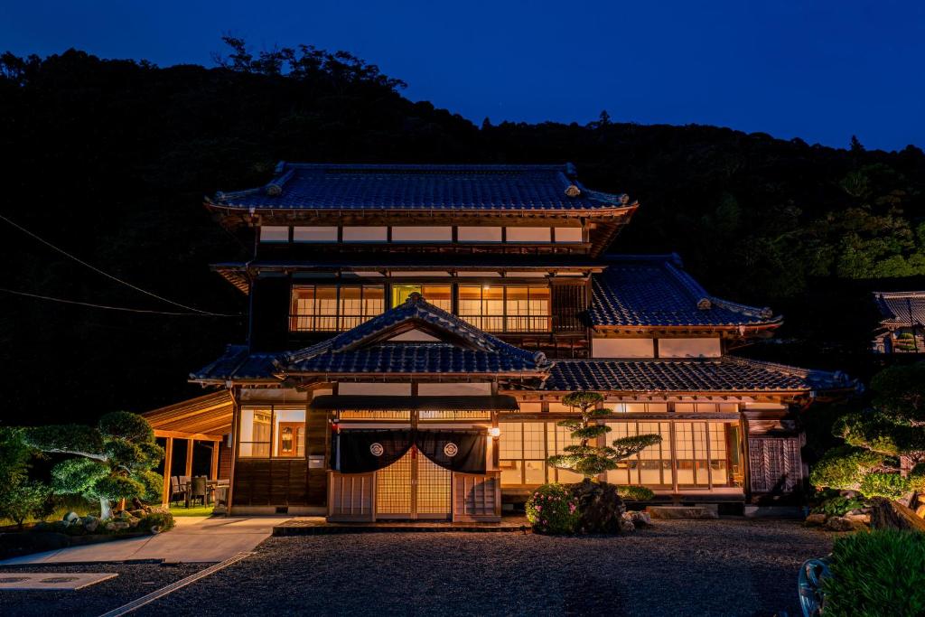 a japanese house with a gate in front of it at サウナ付き古民家の宿 和ごろも - Kominka no yado Wagoromo - in Ōtaki