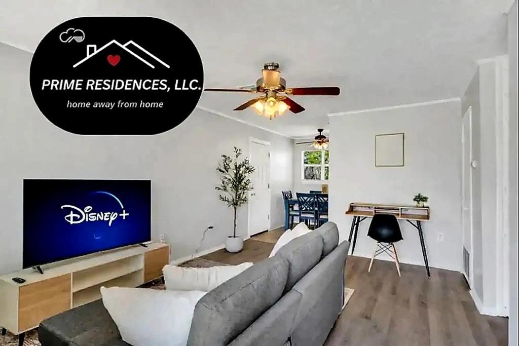 Afbeelding uit fotogalerij van Luxury Retreat in Prime Location-WIFI & spacious Yard-5 Min to Fort Sill and downtown! in Lawton