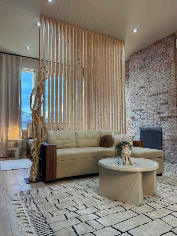 ein Wohnzimmer mit Sofa und Tisch in der Unterkunft Cozy KING Escape Central Free Parking in Pittsburgh